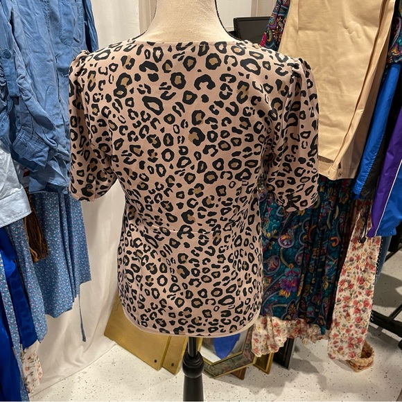 Y2K leopard deep v short sleeve button front top Sanctuary adorable 🥰 - Picture 3 of 8